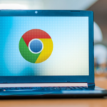 Laptop mit Google Chrome Logo auf dem Bildschirm