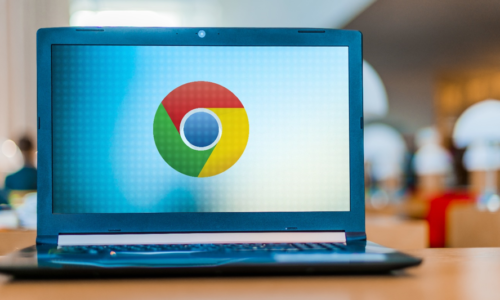 Laptop mit Google Chrome Logo auf dem Bildschirm
