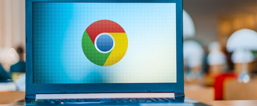 Laptop mit Google Chrome Logo auf dem Bildschirm