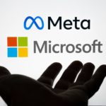 Ausgestreckte Hand vor Meta und Microsoft Logo